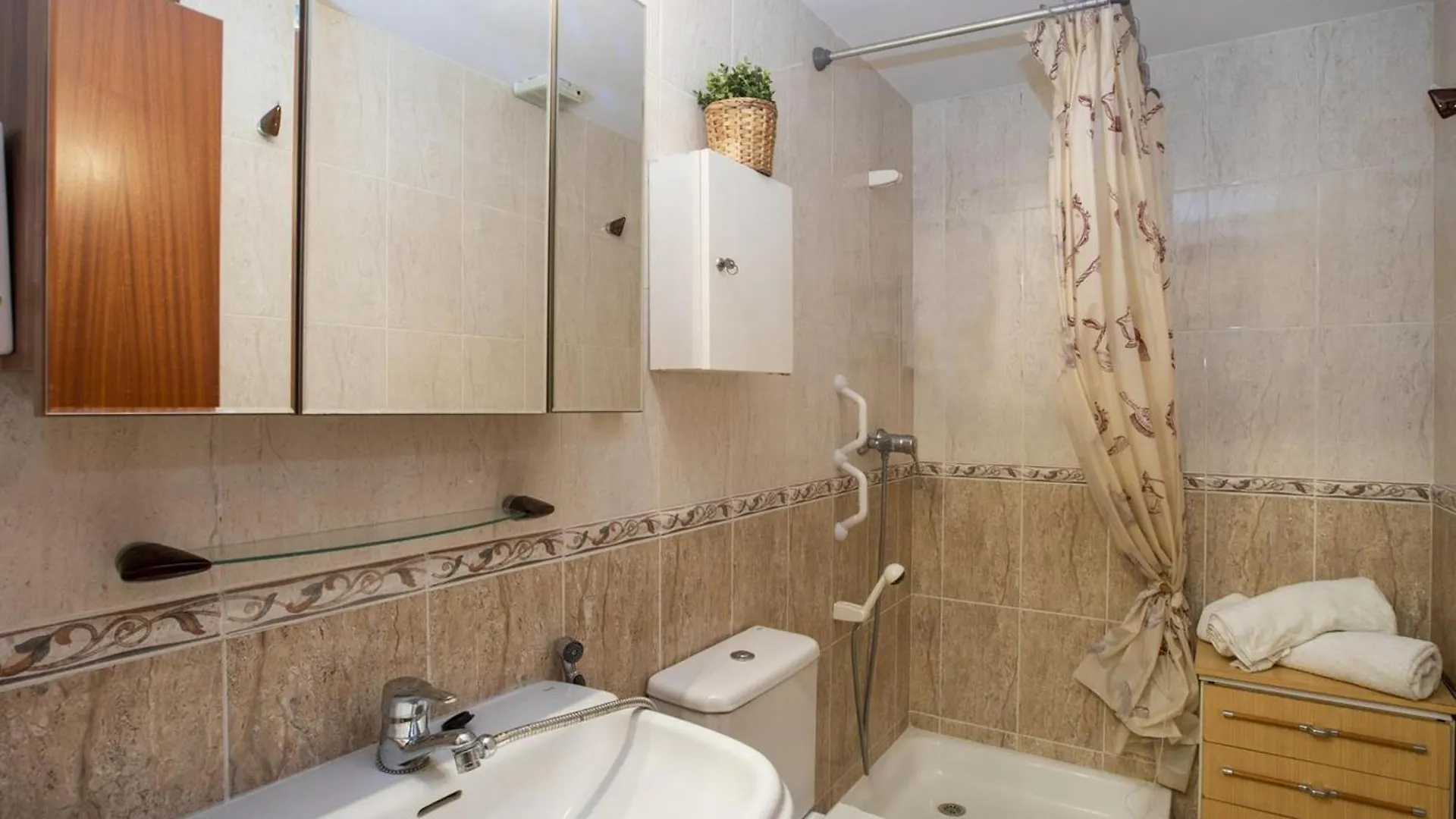 Apartamento En Empuriabrava: Frente Al Mar, Piscinas, Parking Y Vistas A La Bahia - Hisp-288-39 Spain