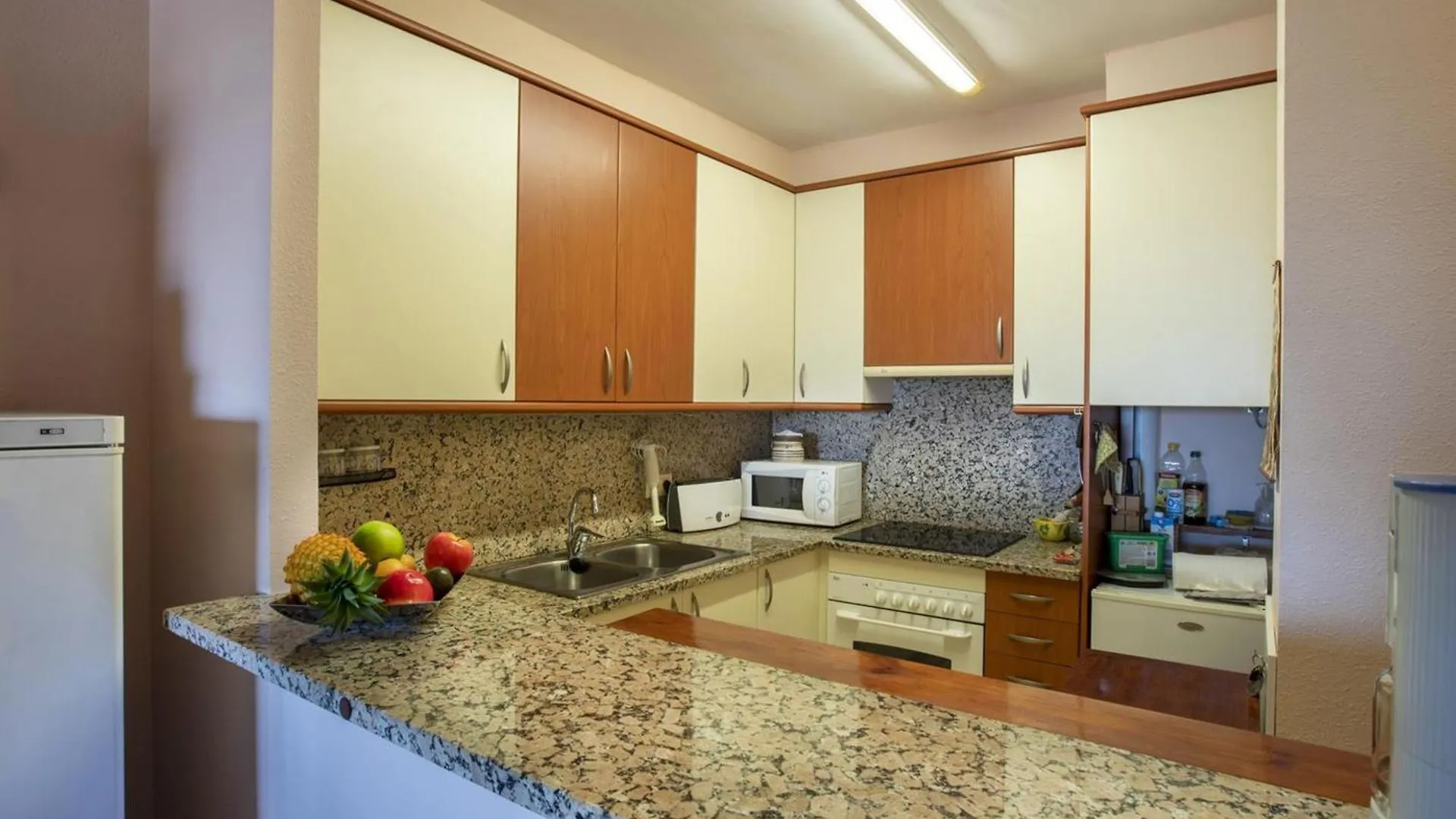 Apartamento En Empuriabrava: Frente Al Mar, Piscinas, Parking Y Vistas A La Bahia - Hisp-288-39 0*, Empuriabrava Spain